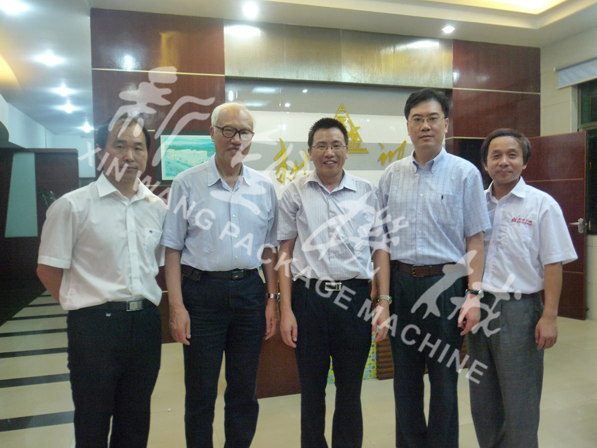 中國工程院院士段正澄、中國工程院院士、華中科技大學黨委書記邵新宇、廣東省智能機器人研究院院長張國軍一行蒞臨新望公司考察指導