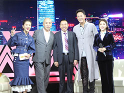 新望董事長羅永輝與著名歌星劉尊老師、汪正正老師、郭津彤老師、主持人雅琪在北京電視臺錄制節目現場親切合影
